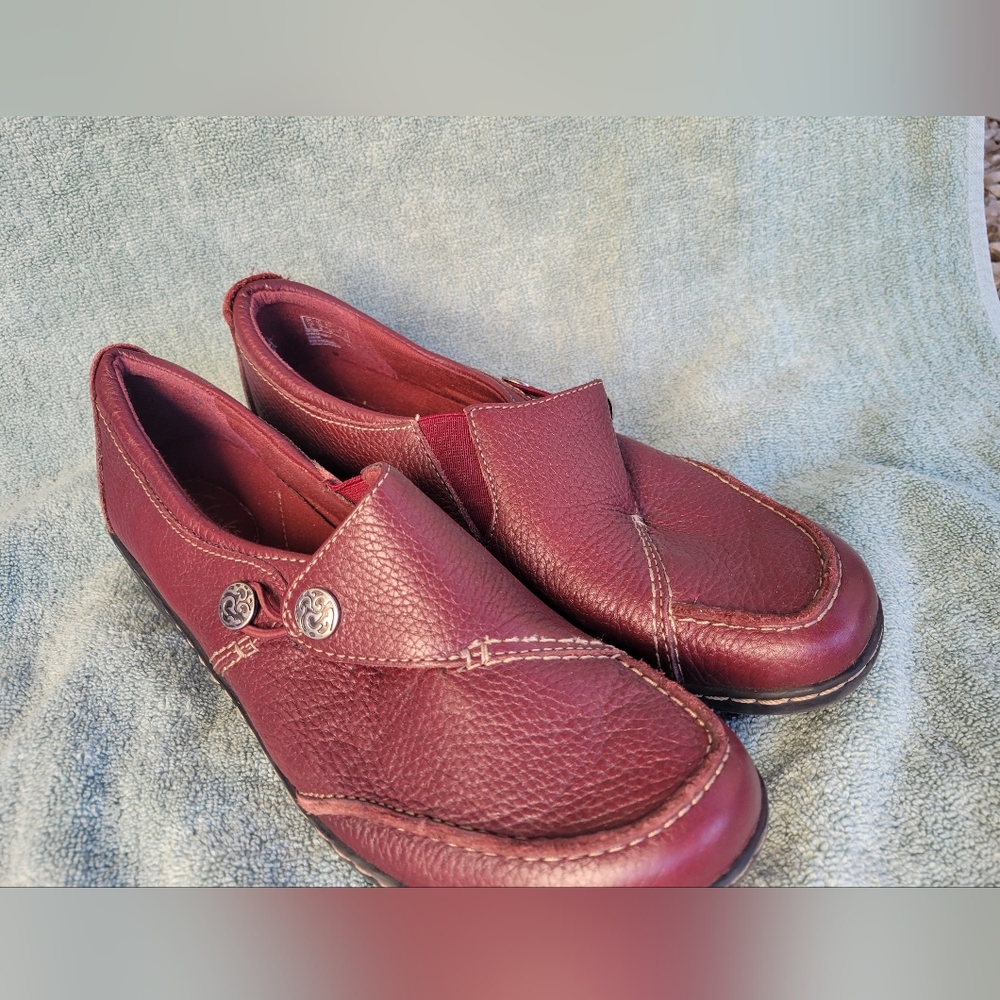 Clarks Size 10, Burgundy